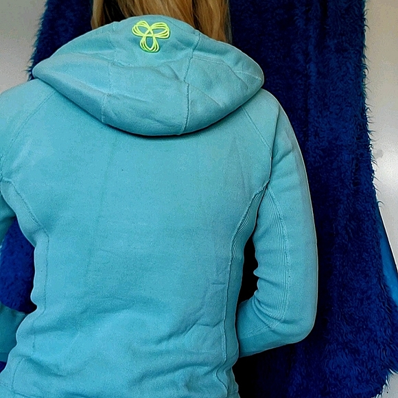 🍭 3 x $25 | ARITZIA / TNA Teal and Lime Green Zip Up Hoodie Sz. M *minor flaw* - Picture 4 of 10